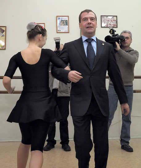 Зампред Совета безопасности России Дмитрий Медведев во время посещения петрозаводского Дворца творчества детей и юношества
