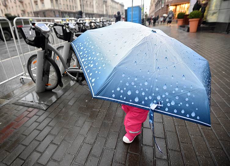 Москва, Россия. Ребенок под зонтом