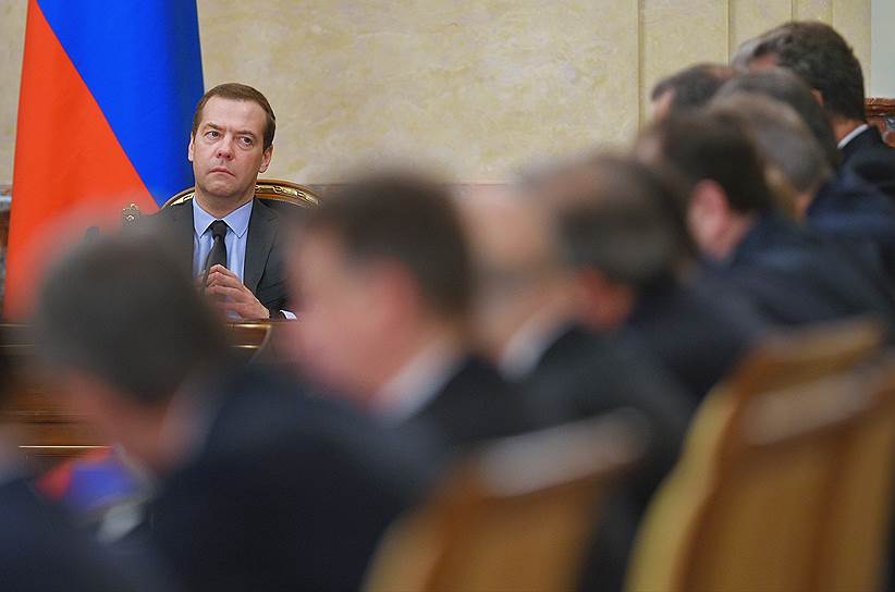 27 апреля. Премьер-министр России Дмитрий Медведев поручил госкомпаниям инфраструктурного, нефтегазового и оборонно-промышленного комплекса направлять на дивиденды не менее 50% прибыли по международным стандартам финансовой отчетности