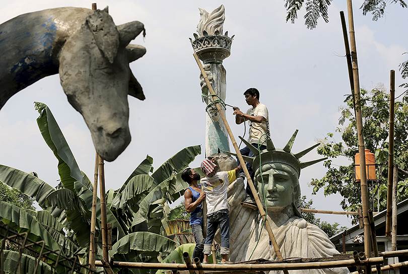 Джакарта, Индонезия. Рабочие строят копию статуи Свободы
