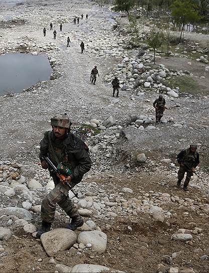 Шопиан, Индия. Военные патрулируют местность во время контртеррористической операции в провинции Джамму и Кашмир
