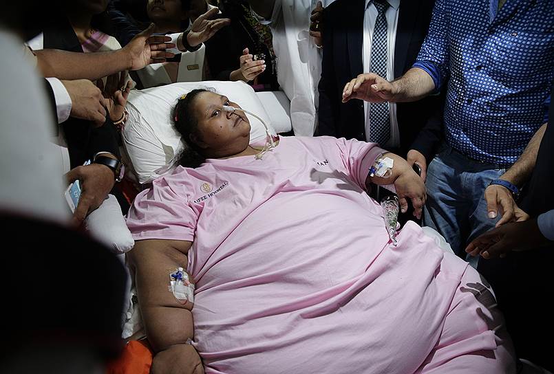 Мумбаи, Индия. Египтянку Иман Ахмад Абдулати несут в аэропорт после лечения. Два месяца назад она весила 500 кг, но при помощи индийских врачей ее вес уменьшился вдвое 