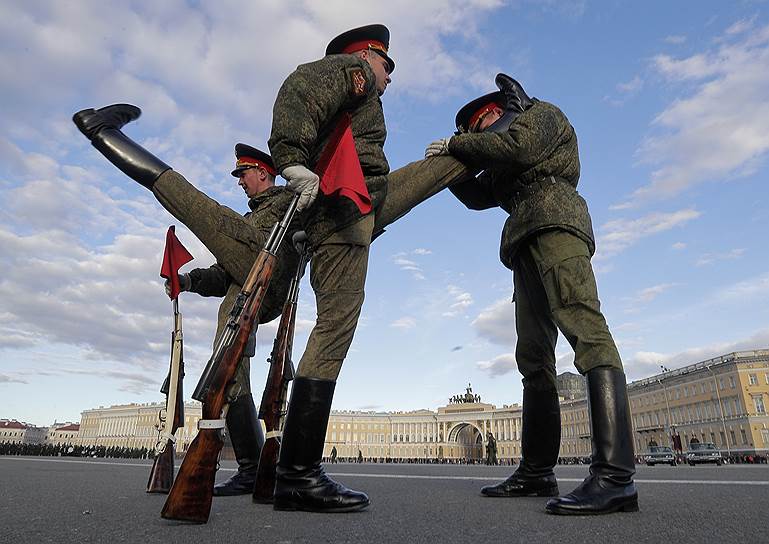 Санкт-Петербург, Россия. Солдаты роты почетного караула разминаются перед репетицией парада на Дворцовой площади