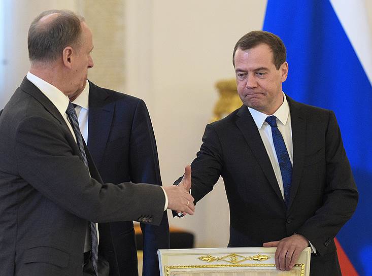 Председатель правительства России Дмитрий Медведев (справа) и секретарь Совета безопасности России Николай Патрушев