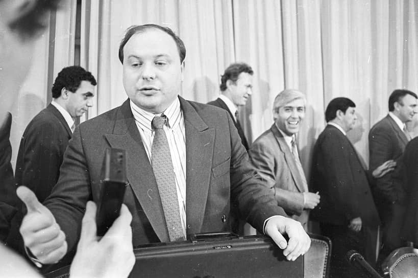 Один из основных руководителей и идеологов экономических реформ начала 1990-х в России, государственный и политический деятель Егор Гайдар в 1990 году был редактором отдела экономики газеты «Правда»