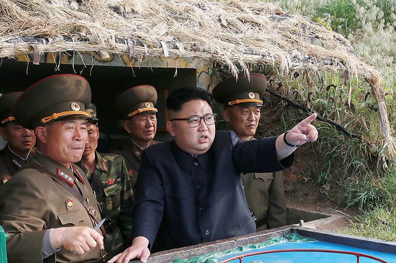 Пхеньян, КНДР. Ким Чон Ын во время осмотра отрядов обороны на юге страны. Лидер Северной Кореи приказал  армии в любое время быть готовой «атаковать врагов»