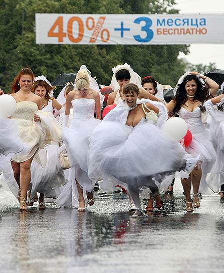Участницы парада невест в Курской области