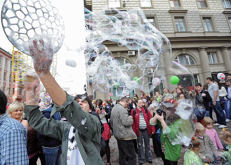 Участники парада мыльных пузырей Dreamflash (Дримфлеш) на Новом Арбате в Москве