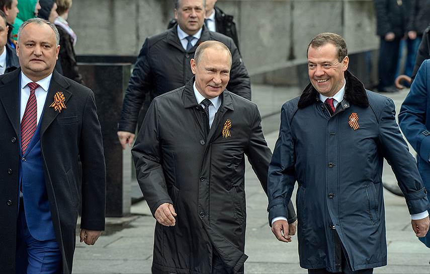 Слева направо:  президент Молдавии Игорь Додон, президент России Владимир Путин, премьер-министр Дмитрий Медведев  
