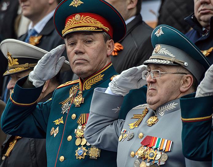 Начальник Генерального штаба Вооруженных сил России Валерий Герасимов (в центре) и заместитель министра обороны России Руслан Цаликов (справа)