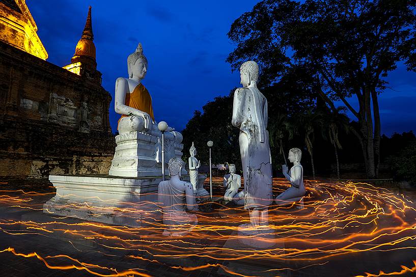 Аюттхая, Таиланд. Буддисты несут свечи во время праздника Весак — дня рождения Будды