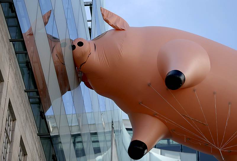 Лондон, Великобритания. Надувная свинья—символ Pink Floyd во время рекламной акции о ретроспективной выставке группы в музее Виктории и Альберта