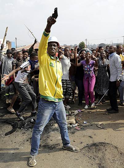 Йоханнесбург, ЮАР. Участник антиправительственных протестов с игрушечным пистолетом в руках