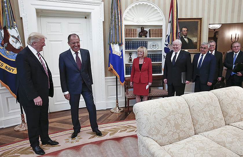 Президент США Дональд Трамп и глава МИД РФ Сергей Лавров (справа)