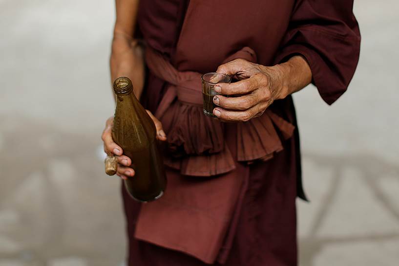 Лечат наркозависимых травяными отварами и органическими таблетками&lt;br>На фото: монах с отваром в руках