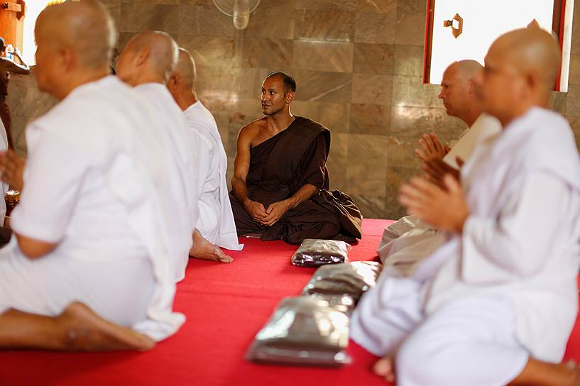 Неотъемлемая часть реабилитации в буддийском монастыре — молитва и медитация. Монахи и те, кто приехал лечиться, начинают свой день богослужением в пять утра