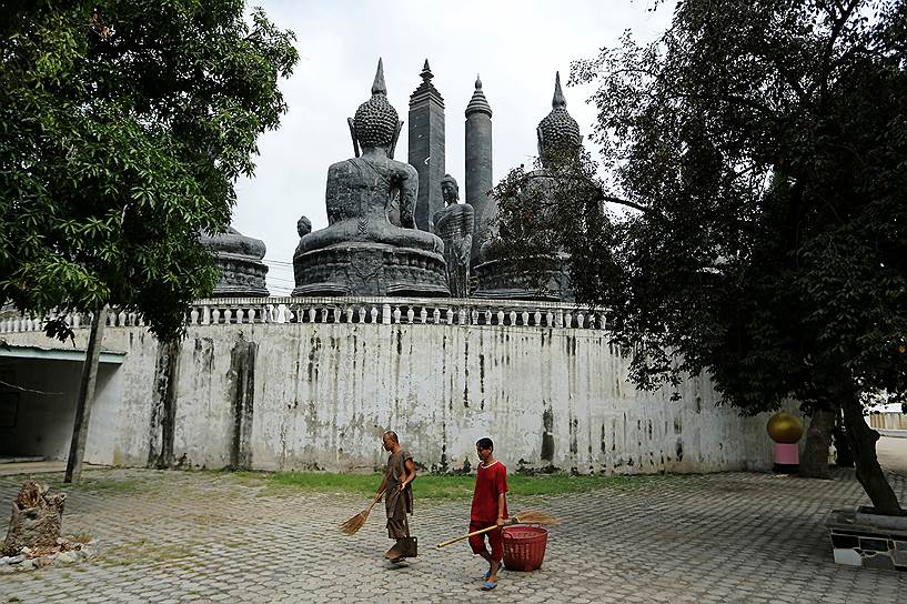 Курс реабилитации в Ват Тхамкрабок не всегда помогает полностью справиться с зависимостью, поэтому в особенных случаях монахи разрешают приезжим остаться здесь навсегда