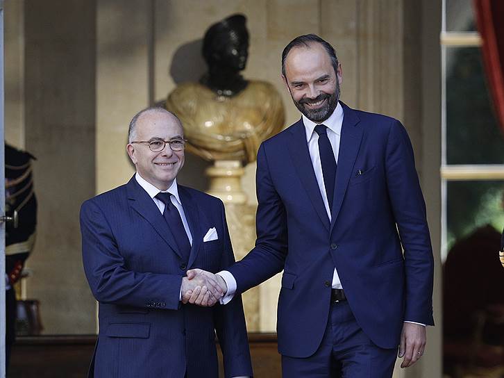 Бывший премьер министр Франции Бернар Казнёв (слева) и новый глава кабинета министров Эдуар Филипп