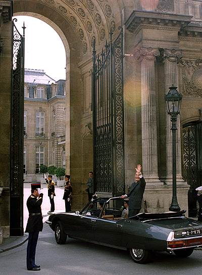 Жак Ширак въезжает в ворота Елисейского дворца на Citroen SM Presidentielle