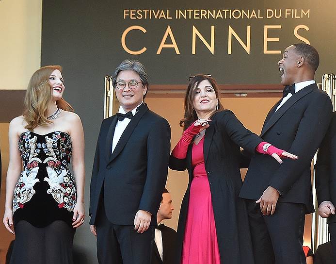 Слева направо: актриса Джессика Честейн, режиссер Пак Чхан Ук, актриса Аньес Жауи и актер Уилл Смит