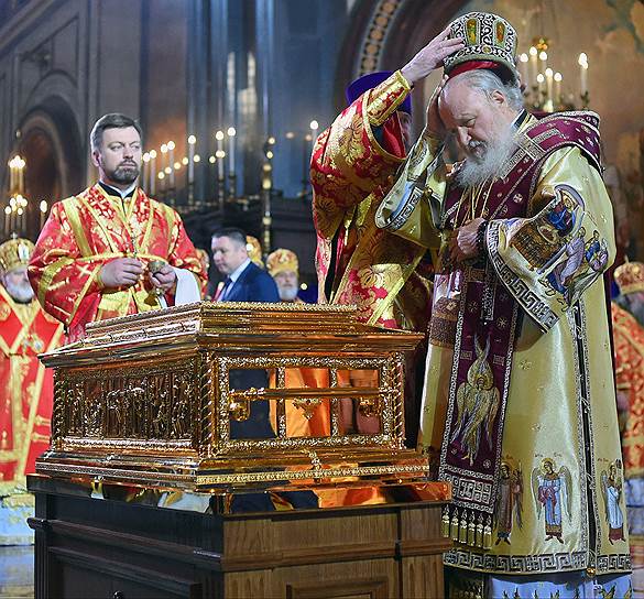 Патриарх Московский и Всея Руси Кирилл (справа) во время церемонии встречи мощей святителя Николая Чудотворца в храме Христа Спасителя