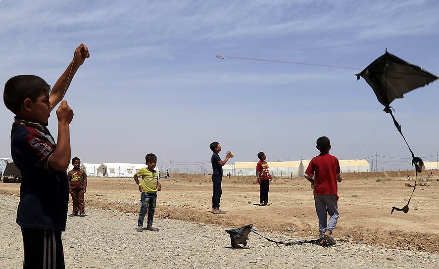 Хаммам-эль-Алиль, Ирак. Мальчики пускают воздушных змеев в лагере для беженцев из Мосула