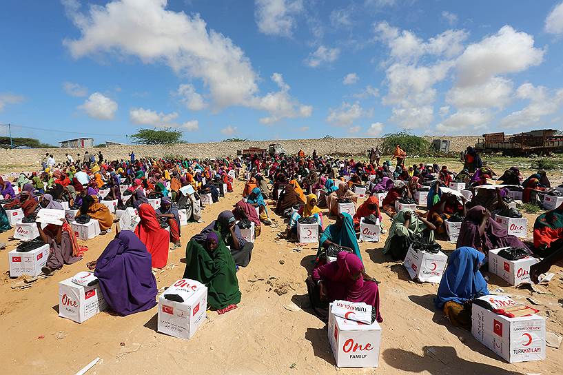 Могадишо, Сомали. Беженцы у коробок с едой, которые раздают сотрудники Красного полумесяца