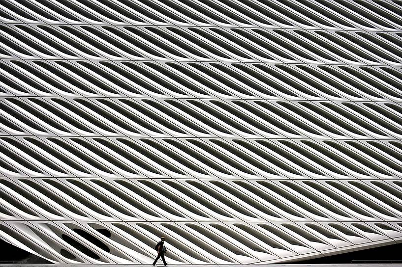Лос-Анджелес, США. Мужчина идет мимо здания The Broad museum