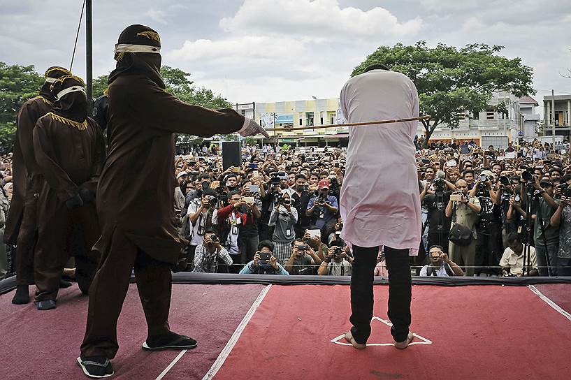 Банда-Ачех, Индонезия. Публичное наказание мужчины, обвиненного в гомосекусуальных связях 