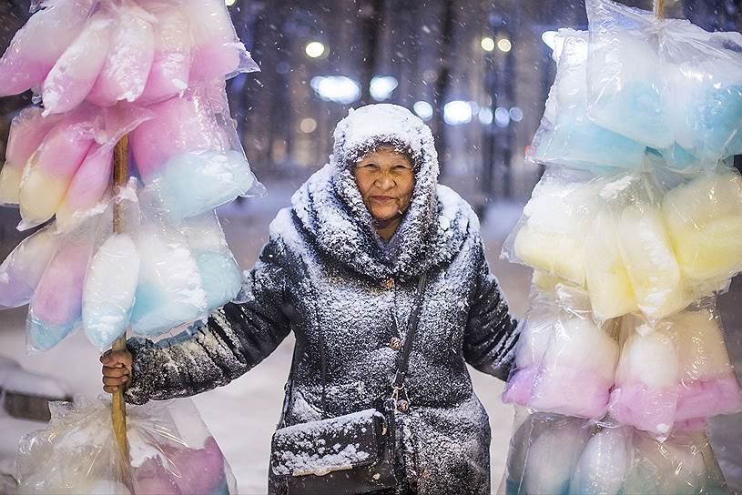 Табылды Кадырбеков, Киргизия. Продавщица сладкой ваты &lt;br>

Продавщица сладкой ваты во время метели в городе Бишкек, Киргизия