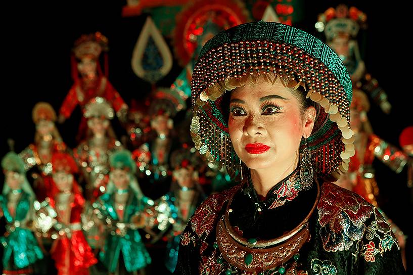 Ханой, Вьетнам. Медиум во время ритуала поклонения «Материнским богиням» — покровителям леса, воды и неба 