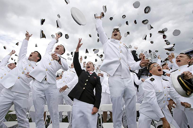 Аннаполис, США. Выпускники Военно-морской академии США празднуют окончание учебного заведения