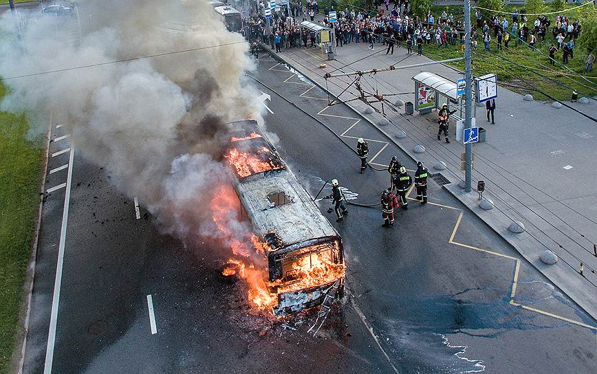 Москва, Россия. Рейсовый автобус загорелся на проспекте Вернадского. В результате пожара никто не пострадал