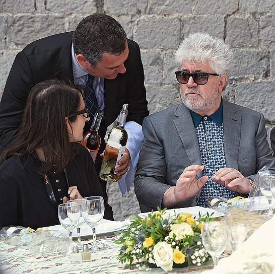 Режиссер Педро Альмадовар во время торжественного обеда у мэра Канна на 70-м Каннском международном кинофестивале