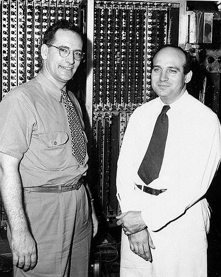 В 1945 году ученые из Пенсильванского университета Джон Мокли (слева) и Джон Эккерт (справа) представили первую электронно-вычислительную машину ENIAC (Electronic Numerical Integrator And Computer). ЭВМ содержала более 3,5 тыс. ламп 19 различных типов и около 27 тыс. других электронных элементов. Весил компьютер 27 тонн. Вычислительная мощность — 357 операций умножения или 5 тыс. операций сложения в секунду