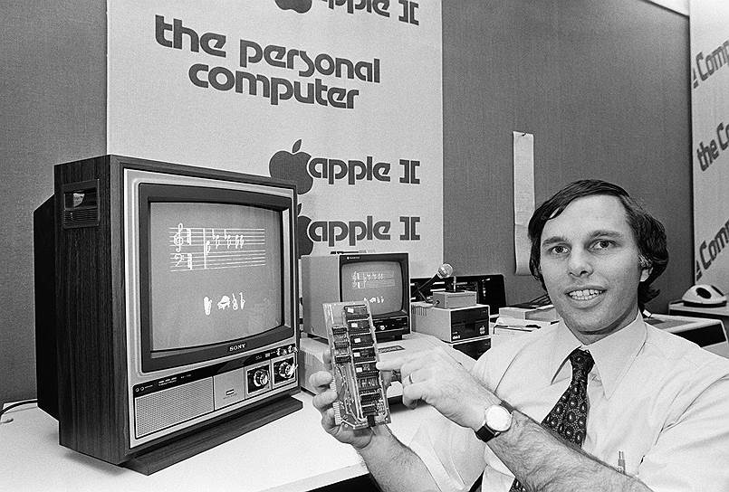 В 1978 году компания Apple выпустила первый популярный персональный компьютер — Apple II. Он предлагал пользователям интегрированную клавиатуру, цветную графику, звук, пластиковый корпус, восемь слотов расширения и два дисковода. Устройства продавались вплоть до 1990-х. Всего было выпущено от 5 млн до 6 млн компьютеров