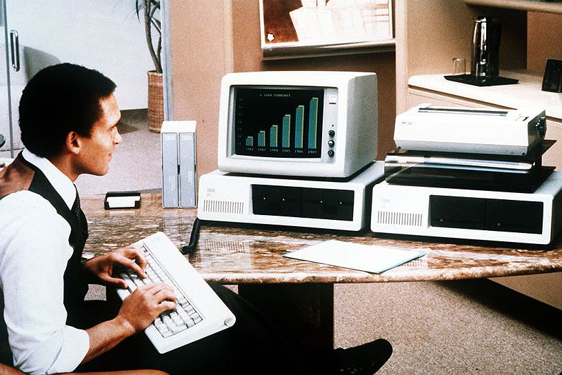 В 1981 году IBM выпустила персональный компьютер IBM PC, которому сопутствовал еще больший успех. Снабженный процессором Intel 8088 и операционной системой MS-Dos, компьютер стал лидирующим устройством на рынке в том числе благодаря открытой архитектуре: любой производитель мог создать IBM PC совместимые продукты. Было выпущено 25 млн компьютеров IBM PC. Самая дорогая конфигурация стоила $3005