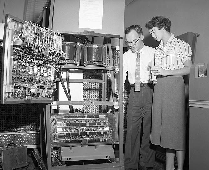 В 1953 году IBM выпустила IBM 650 — первый компьютер, производимый в промышленных масштабах. До этого все компьютеры производились либо в единственном экземпляре, либо ограниченной серией до 50 машин. IBM 650 был существенно меньше своих предшественников. К 1962 году было продано 2 тыс. экземпляров