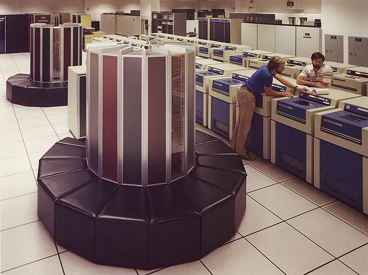 В 1976 году американская компания Cray Research Inc. представила первый популярный суперкомпьютер Cray-1. Стоивший $8,86 млн, на тот момент Cray-1 был самым мощным компьютером в мире. Всего было продано 80 машин, большей частью в университеты и лаборатории