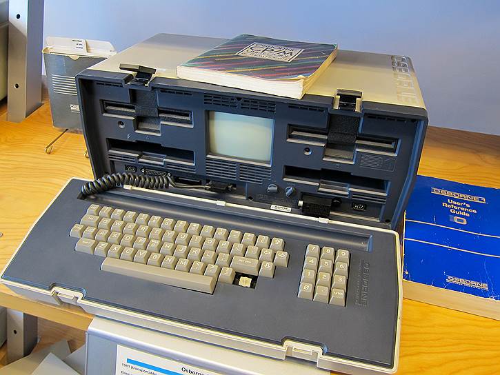 В 1981 году компания Osborne Computer Corporation выпустила первый коммерчески успешный портативный компьютер Osborne 1. На одной стороне корпуса устройства находилась ручка для переноски, на другой — клавиатура, выполненная в виде откидной крышки, под ней находился монохромный дисплей. Устройство стоило $1,8 тыс.