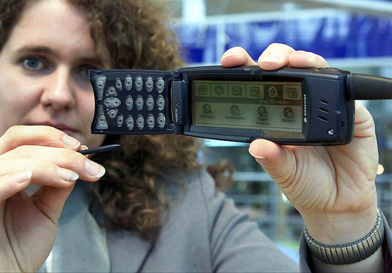 В 2000 году компания Ericsson выпустила первый аппарат, к которому был применен термин «смартфон»,— Ericsson R380. Устройство было небольших габаритов, обладало функциями карманного компьютера и не имело аналогов на тот момент. Стоил смартфон $700