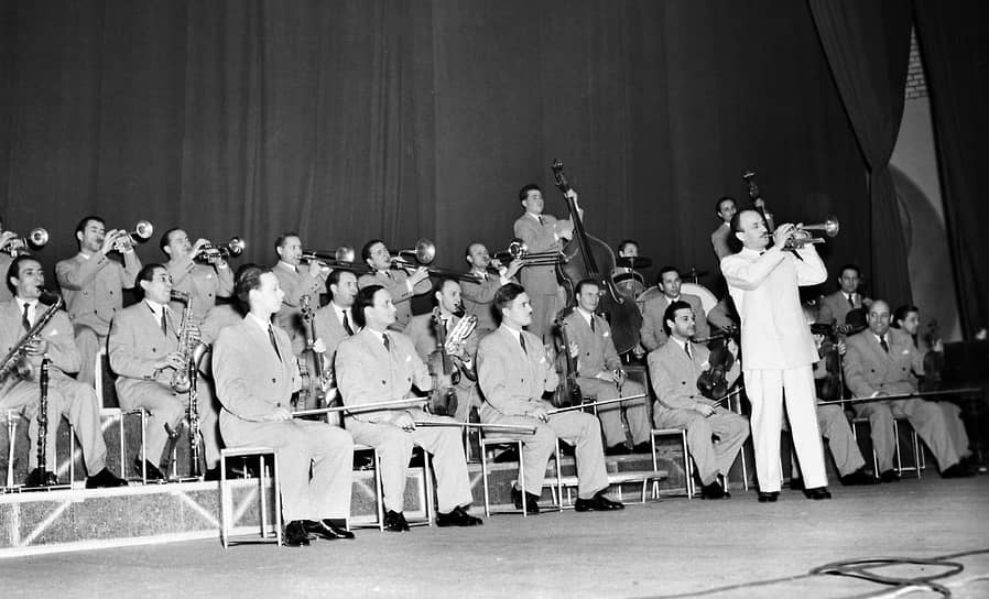 После вторжения гитлеровских войск в Польшу в 1939-м в СССР переехал оркестр Адольфа Рознера (на фото). Берлинский трубач со своим коллективом быстро стал популярным в стране. Но в 1946 году его арестовали, в Москву Рознер вернулся только в 1953 году. Его новый оркестр снимался в «Карнавальной ночи» — дебютном фильме Эльдара Рязанова