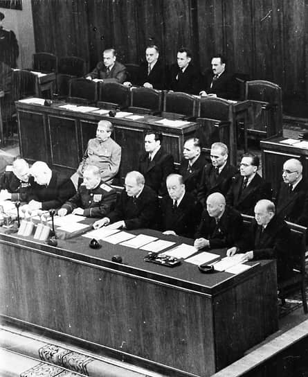 10 февраля 1948 года политбюро ЦК ВКП(б) выпустило постановление «Об опере &quot;Великая дружба&quot; Вано Мурадели», в котором «формалистическое направление, чуждое советскому народу» попало в опалу. Несмотря на то, что само слово «джаз» в тексте не упоминается, оно надолго становится табуированным. Историки называют этот период «эпохой разгибания саксофонов», так как под запретом оказались даже музыкальные инструменты 