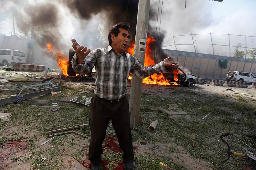 Кабул, Афганистан. Местный житель во время теракта. В результате взрыва погибли  около 90 человек, еще 380 получили ранения. Ответственность за  теракт взяло на себя «Исламское государство» (запрещено в РФ)