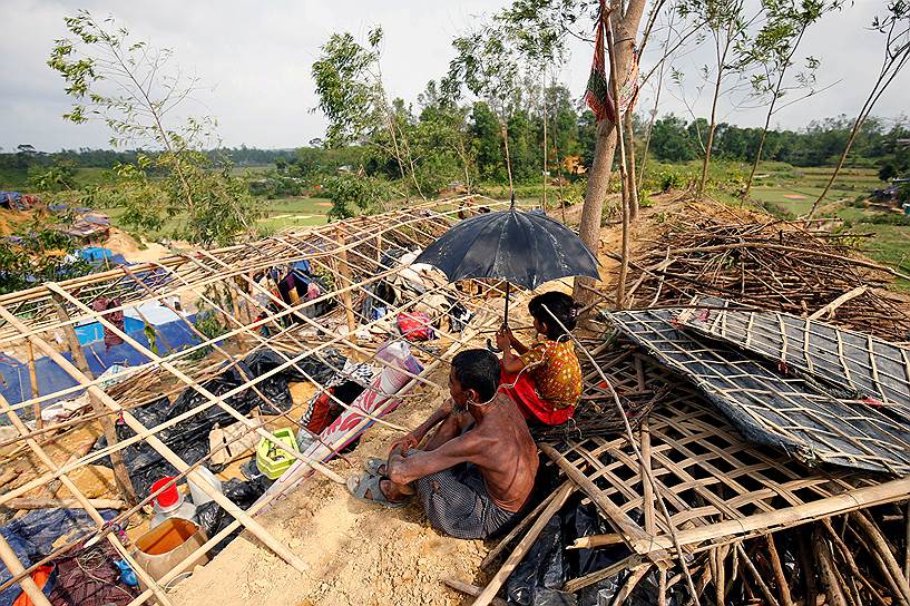 Кокс-Базар, Бангладеш. Жители лагеря для беженцев у разрушенного ураганом дома 