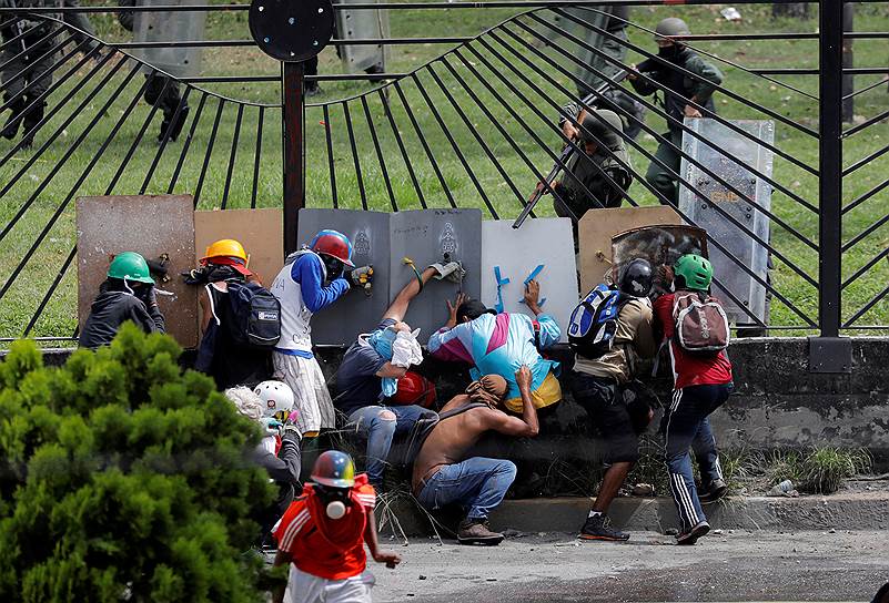 Каракас, Венесуэла. Столкновения демонстрантов и полицейских во время акции против президента страны Николаса Мадуро