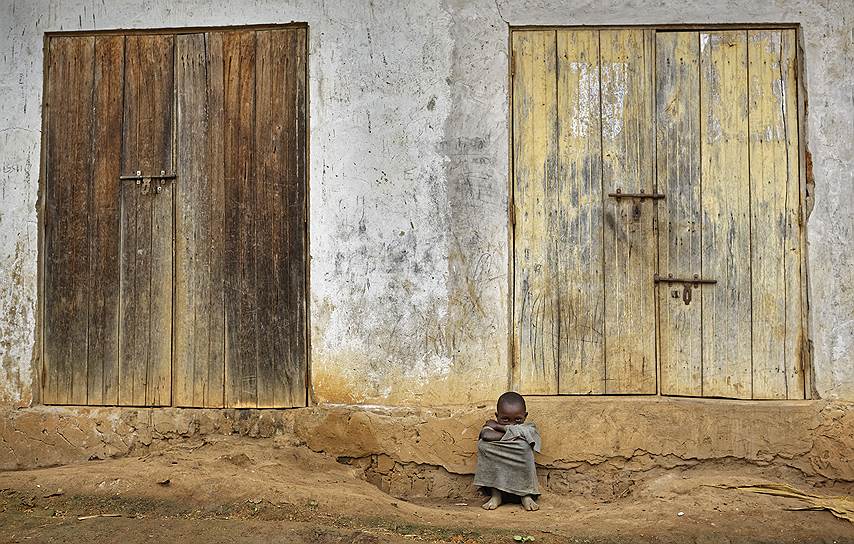 Масака, Уганда. Мальчик у дверей дома