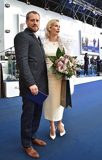 Телеведущая Елена Летучая (справа) с супругом, бизнесменом Юрием Анашенковым на финише ралли в «Барвихе Luxury Village»
