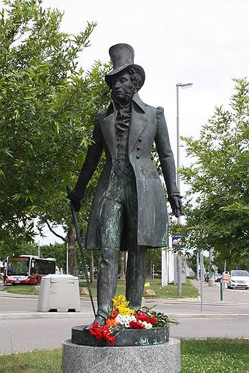 В честь 200-летия Пушкина памятник ему был открыт в австрийской столице Вене. Скульптура, изображающая поэта в костюме для прогулок, стоит в парке Оберлаа