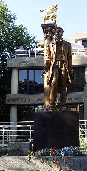 В 2002 году бронзовая статуя Пушкина появилась в столице США Вашингтоне. Этот памятник стал подарком властей Москвы и был установлен на территории Университета Джорджа Вашингтона. Позднее, в 215-ю годовщину со дня рождения поэта, в Вашингтоне появился еще и бюст Пушкина